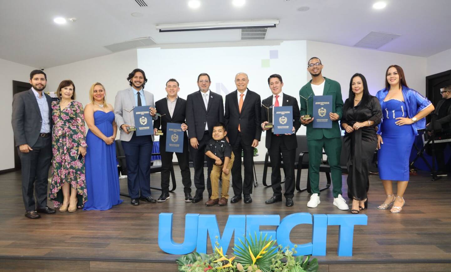 NOMINACIÓN DE HONOR  PARA COLABORADOR DE RRPP DE AMP