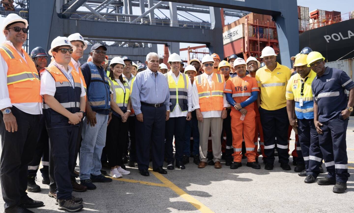 PRESIDENTE MULINO COMPRUEBA LA EFECTIVA OPERACIÓN DEL PUERTO DE BALBOA CON PERSONAL PANAMEÑO